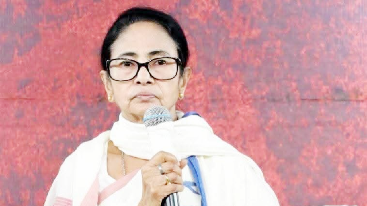 ​धरना मंच से ममता बनर्जी का बड़ा ऐलान, ‘बांग्लार युवा साथी’ और ‘भूमिहीन खेत मजदूर’ योजना आज से लागू