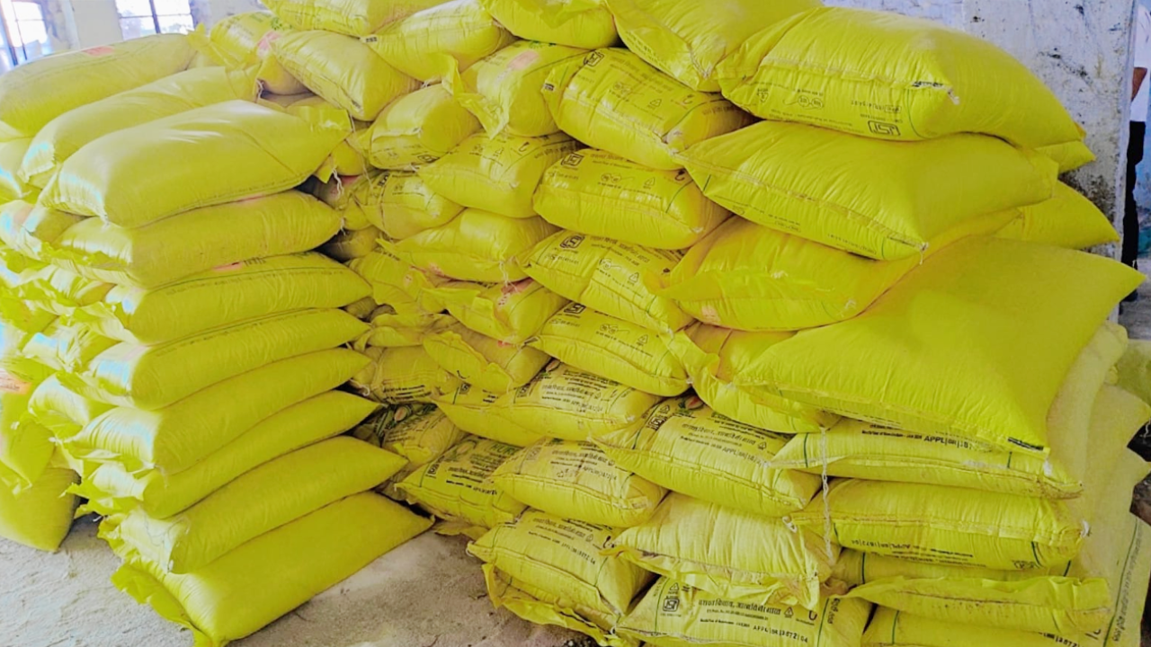 ​यूरिया डाईवर्जन पर कृषि विभाग की बड़ी कार्रवाई, सब्सिडी वाले यूरिया के 1104 कट्टे जब्त ​