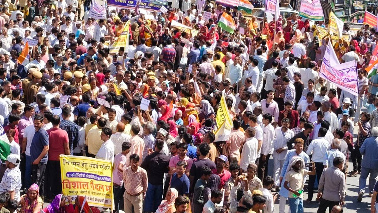 ​बुलडोजर के डर से सड़कों पर उतरा जनसैलाब, 87 कॉलोनियों के हजारों लोगों का पैदल मार्च