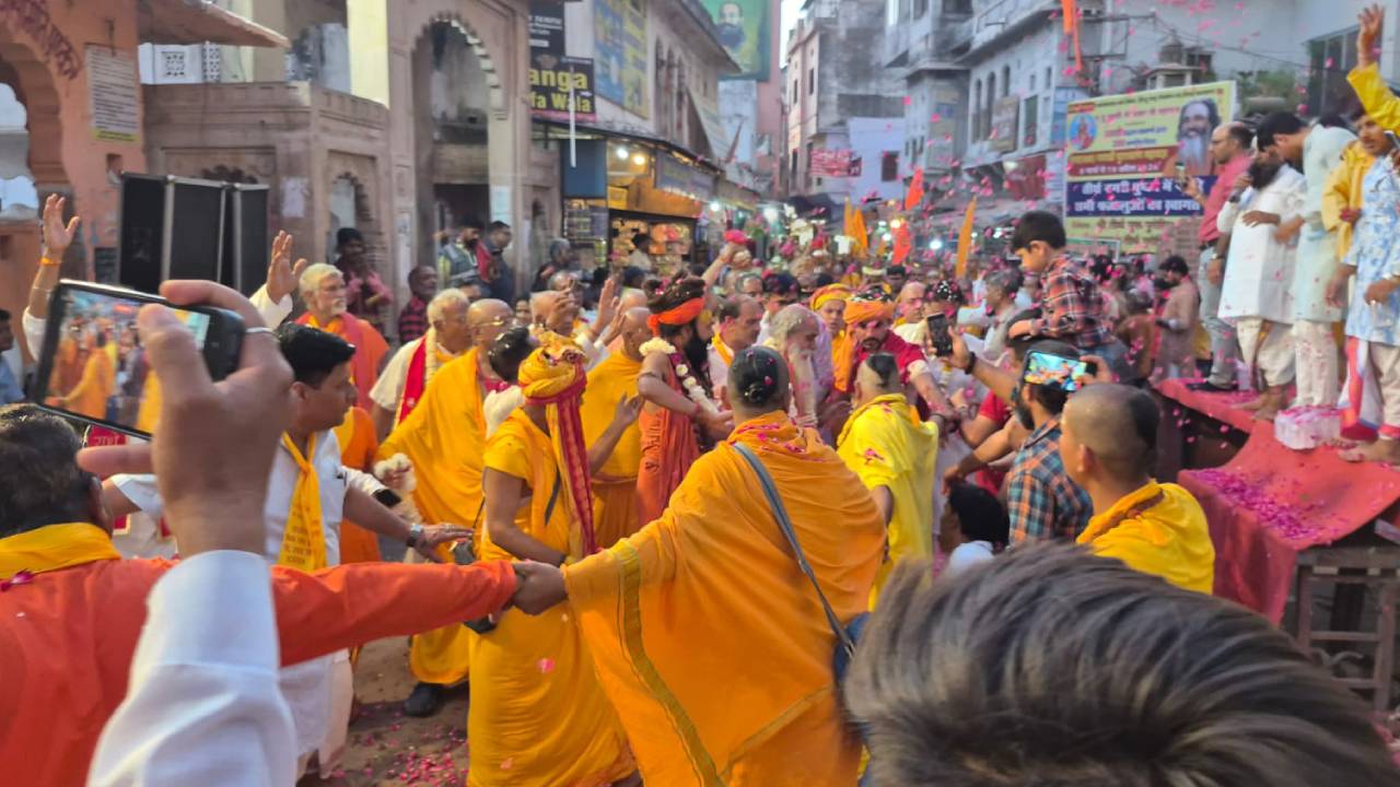 ​पुष्कर में शत गायत्री पुरश्चरण महायज्ञ का शुभारंभ,  प्रथम दिन भव्य कलश एवं शोभायात्रा निकली
