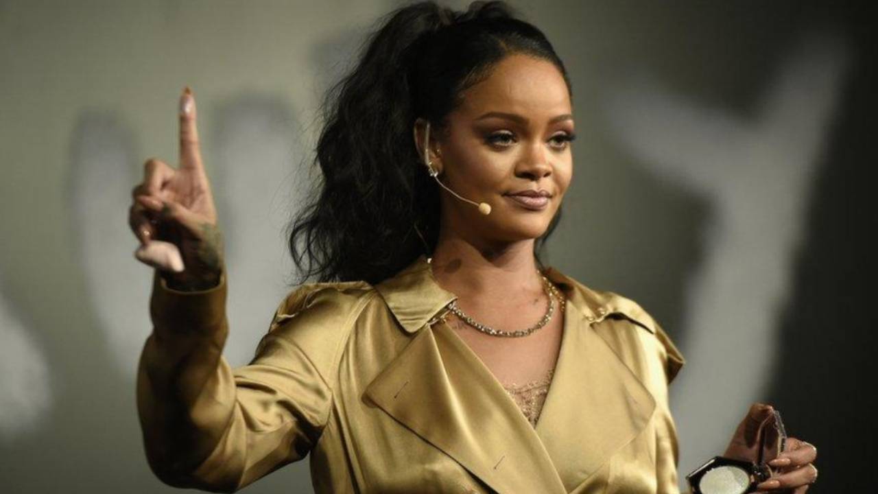 ​पॉप सिंगर रिहाना के घर पर फायरिंग, महिला ने चलाईं 10 गोलियां