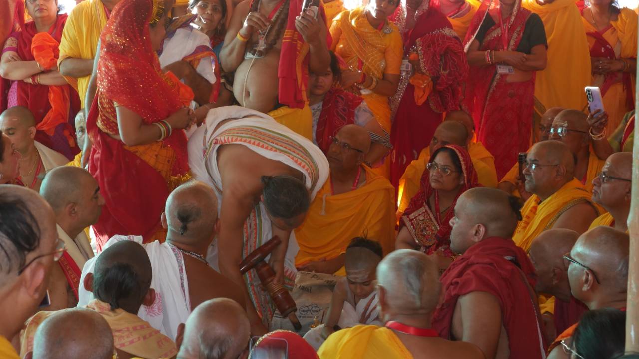 ​अरणी मंथन से शत गायत्री पुरश्चरण महायज्ञ में प्रज्वलित हुई अग्नि