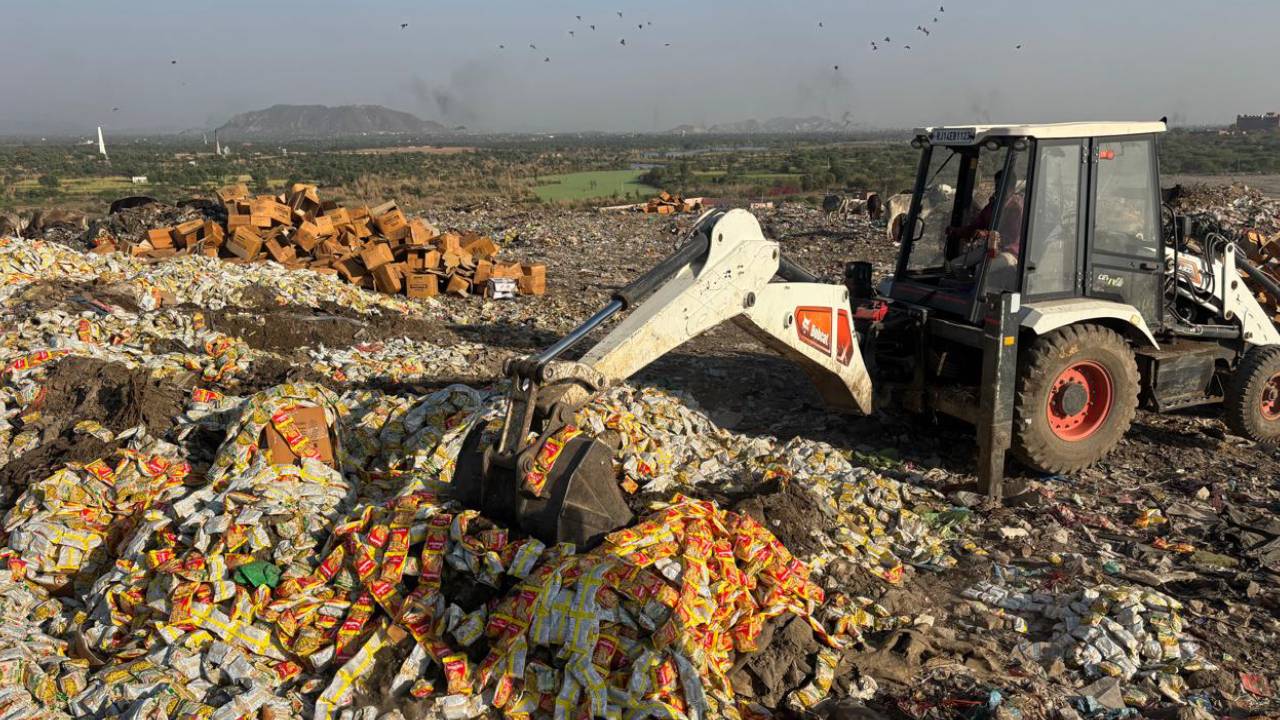 ​खाद्य सुरक्षा आयुक्तालय की बड़ी कार्रवाई, अमूल ब्रांड की डेढ़ लाख किलो एक्सपायरी खाद्य सामग्री करवाई नष्ट