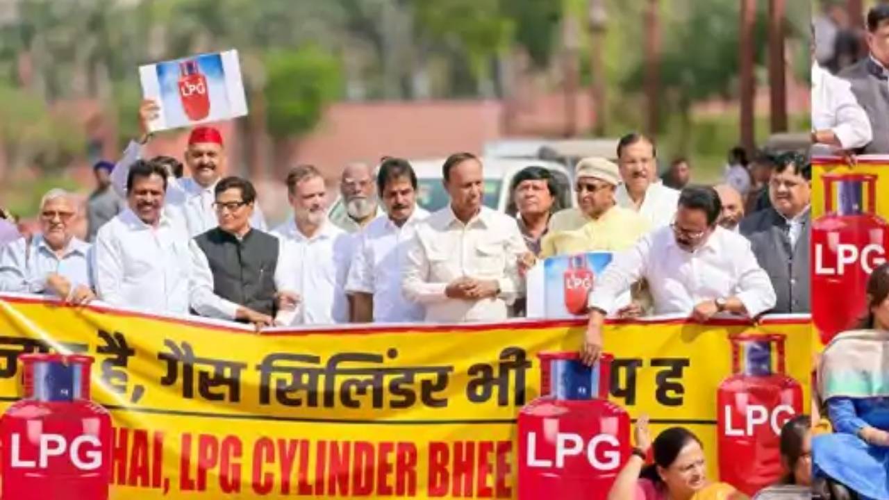 ​संसद में विपक्ष की नारेबाजी- नरेंदर भी गायब, सिलेंडर भी गायब,  राहुल बोले- मोदी घबराए गए