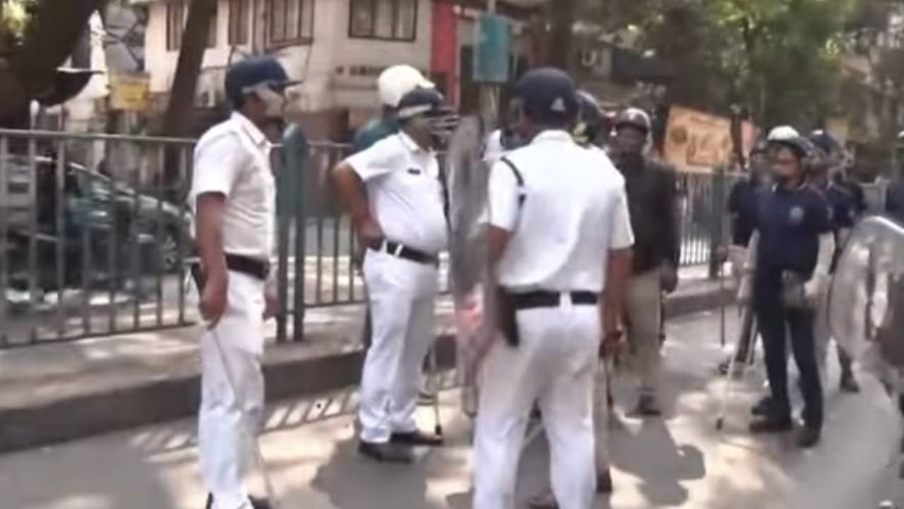 प्रधानमंत्री नरेंद्र मोदी की रैली से पहले टीएमसी और बीजेपी कार्यकर्ताओं में हिंसक झड़प, गिरीश पार्क में पत्थरबाजी