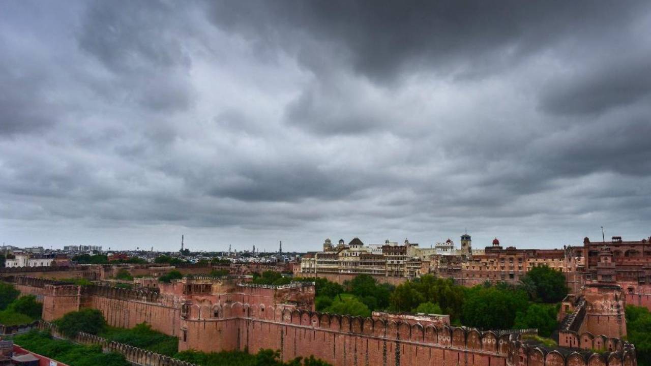 ​आंधी-बारिश के साथ ओले गिरने की चेतावनी, गर्मी से मिली राहत