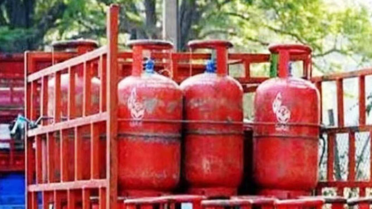 घर बैठे WhatsApp, ऐप और कॉल से बुक करें LPG सिलेंडर, लंबी लाइन से मिलेगा छुटकारा