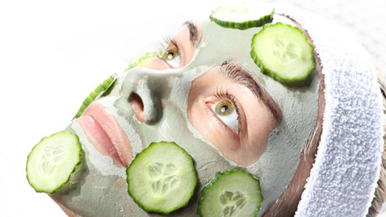 ​चेहरे पर खीरे का फेस मास्क लगाने से आएगा पार्लर जैसा ग्लो