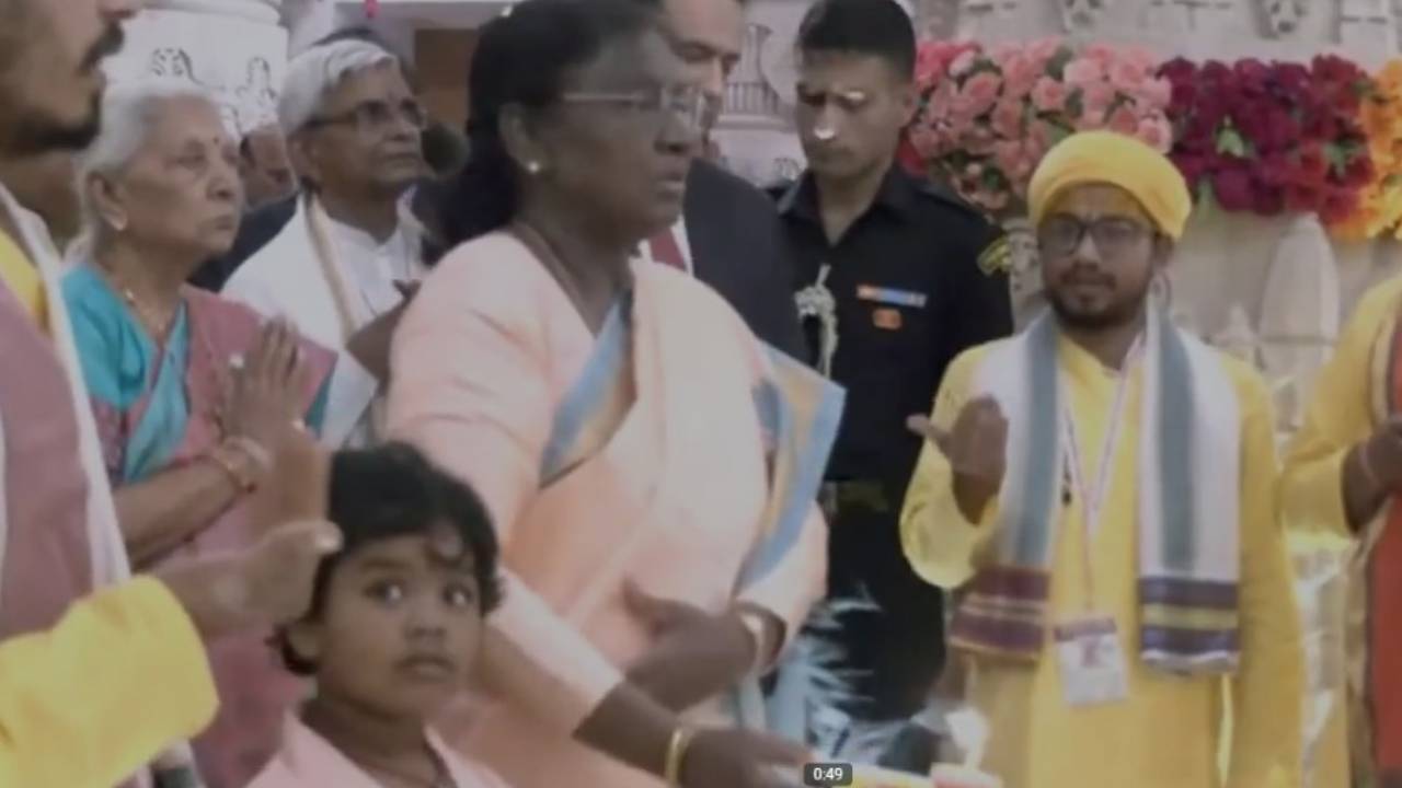 ​राष्ट्रपति मुर्मू नवरात्रि के पहले दिन अयोध्या के राम मंदिर पहुंची, श्रीराम यंत्र का किया पूजन किया