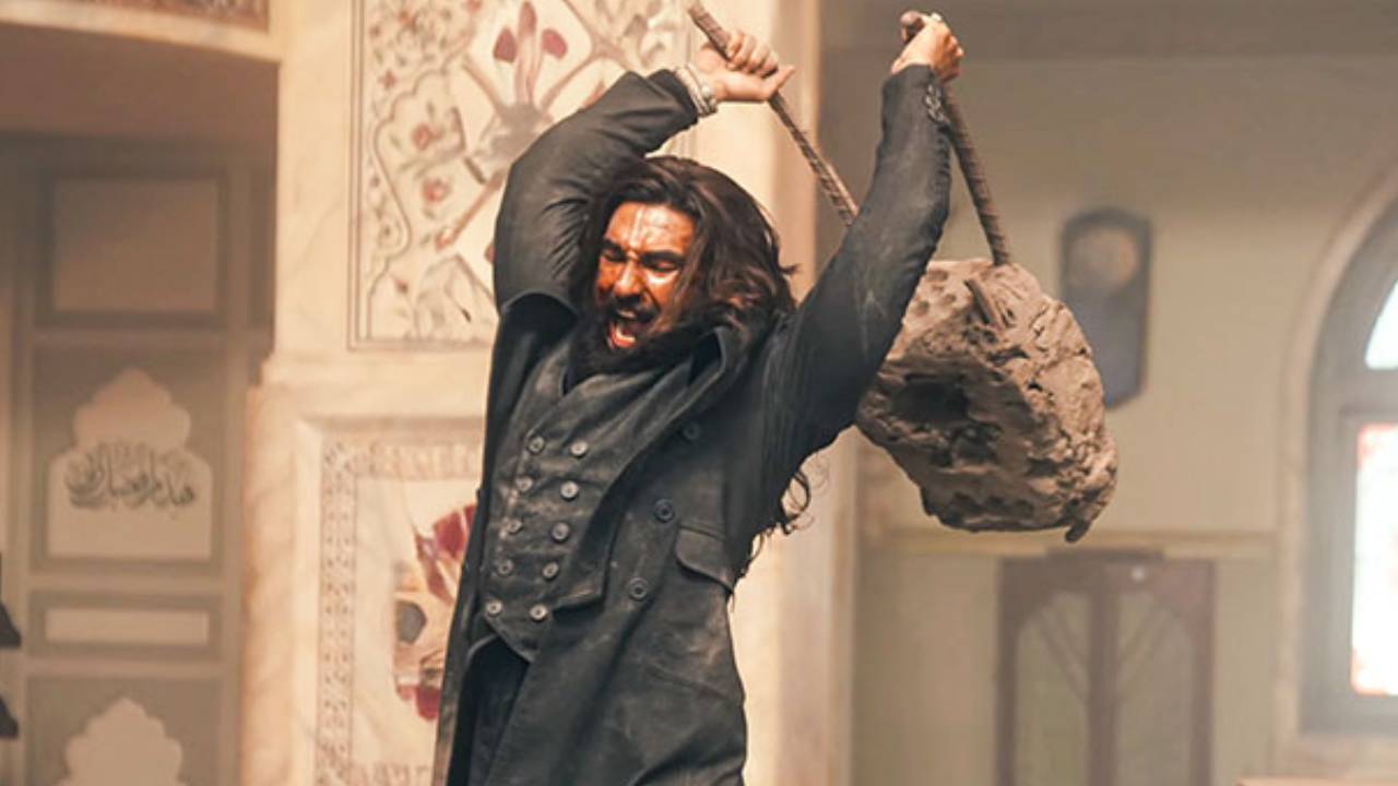 ​'धुरंधर 2' ने पहले ही दिन तोड़ दिया कई फिल्मों की कमाई का रिकॉर्ड, सबसे बड़ी ओपनिंग रणवीर के नाम