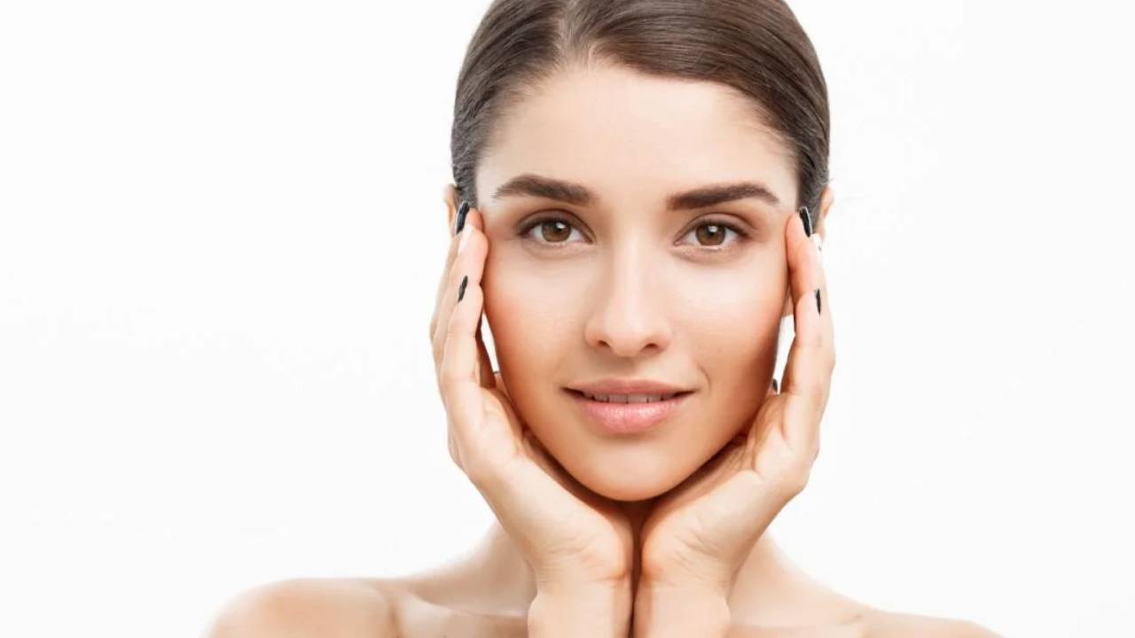 इन देसी तरीकों से घर बैठे पाएं गुलाबी निखार