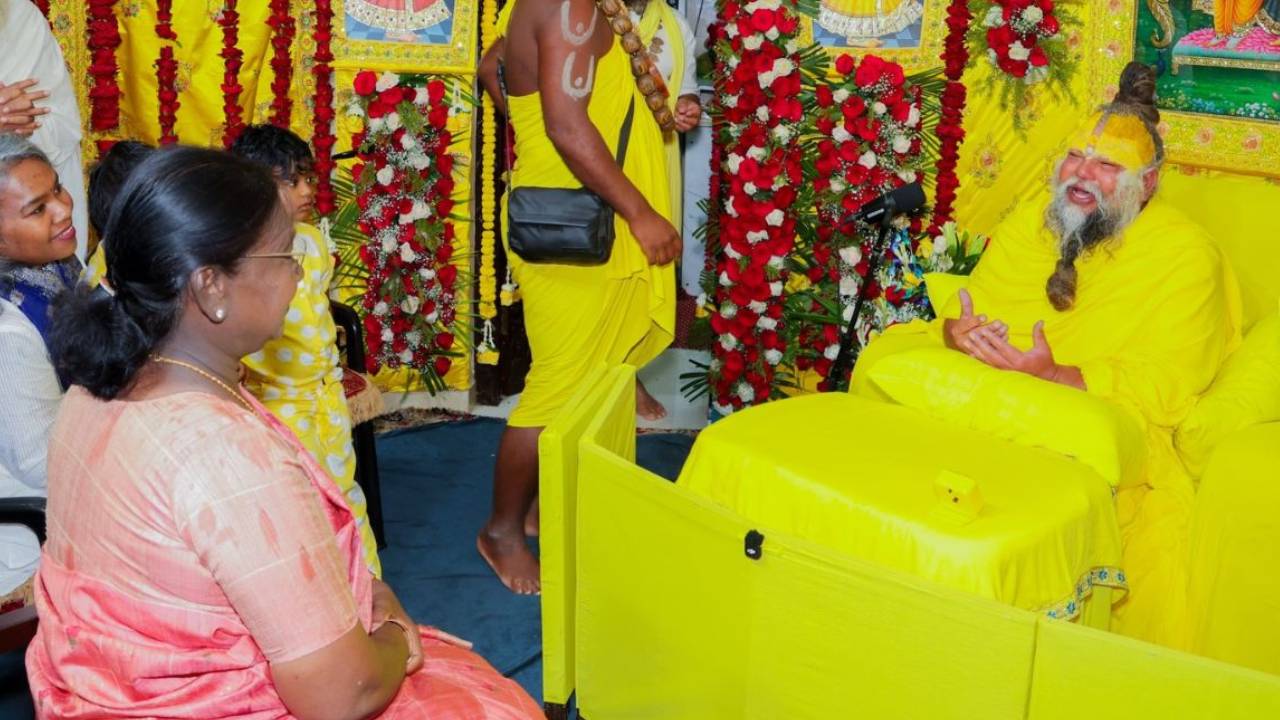 ​परिवार के साथ राष्ट्रपति संत प्रेमानंद से मिलीं, हाथ जोड़कर किया प्रणाम