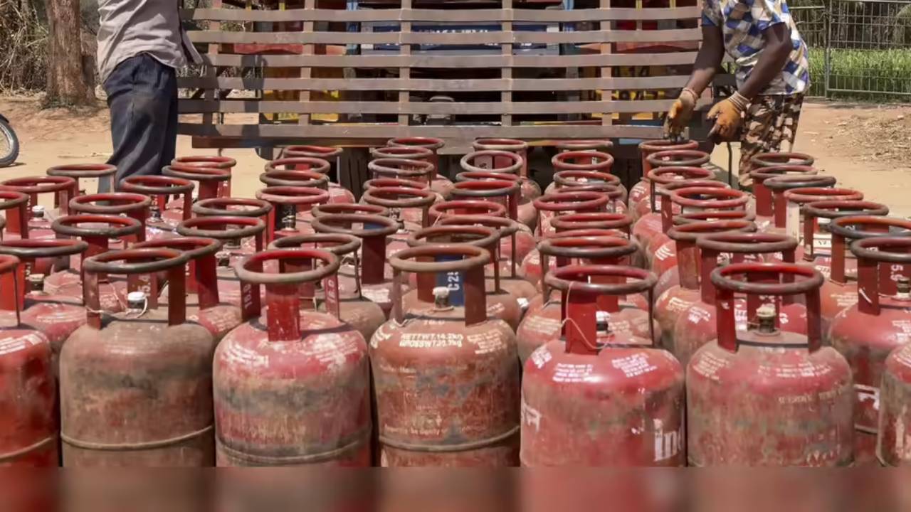 ​ईरान युद्ध के चलते LPG सिलेंडर के दाम घटाएगी कंपनियां, 10KG घरेलू गैस देने की तैयारी