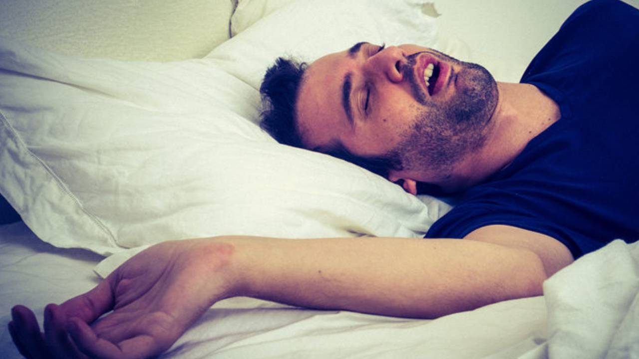 ​खर्राटे लेना सेहत के लिए खतरनाक, इन संकेतों को न करें अनदेखा