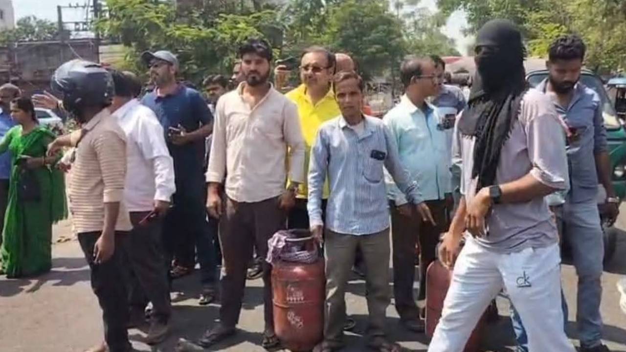 ​आसनसोल में गैस संकट पर फूटा गुस्सा, खाली सिलेंडर रखकर जीटी रोड जाम