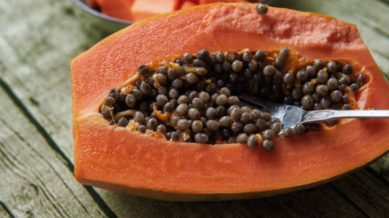 ​हेल्दी पपीता इन लोगों के लिए बन सकता है खतरनाक, जानें इसक साइड इफेक्ट्स