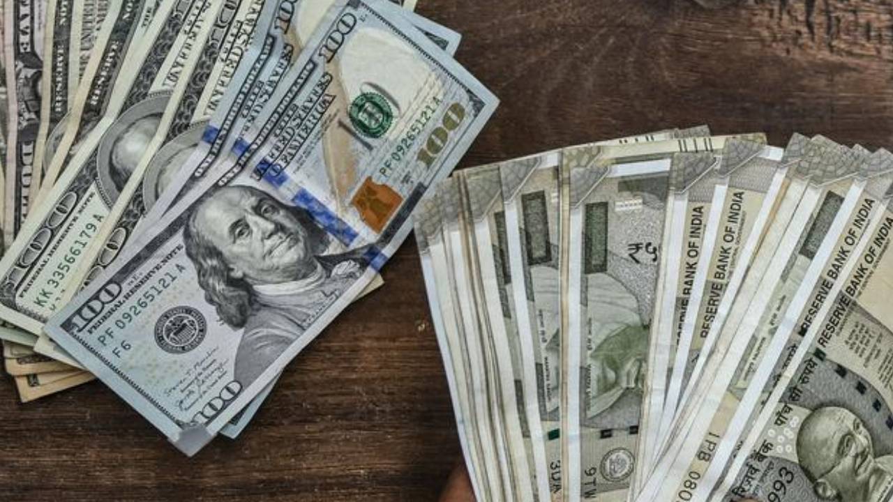 ​पहली बार रुपया डॉलर के मुकाबले सबसे कमजोर, 1 डॉलर ₹95.58 पर पहुंचा
