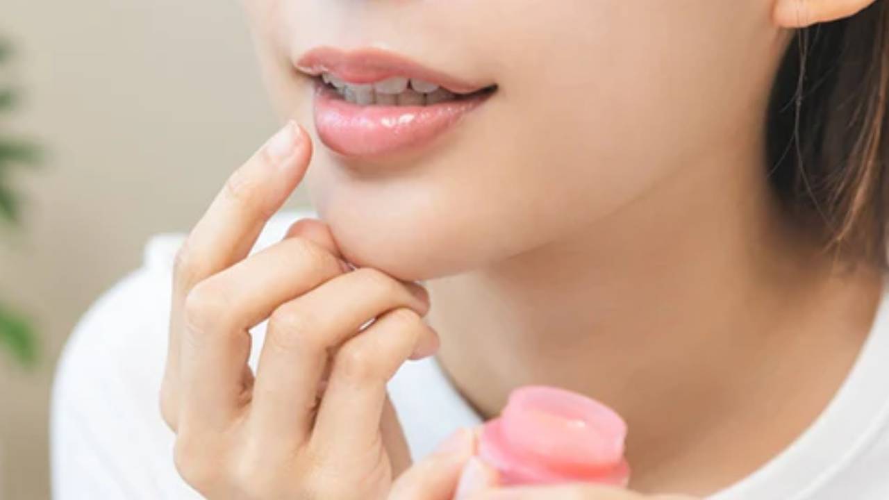 गुलाब से बनाएं नेचुरल लिप बाम, लिपस्टिक की जरूरत होगी खत्म