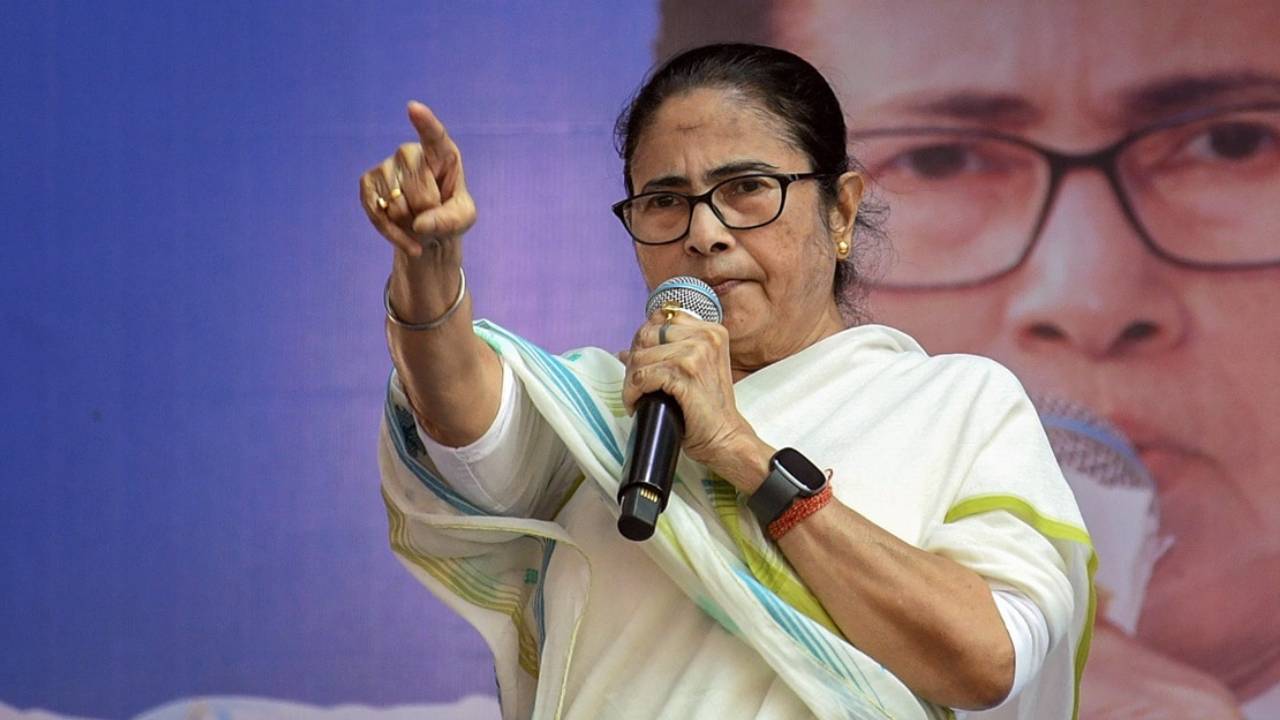 ​लोकतंत्र पर हमला बर्दाश्त नहीं,  ममता बनर्जी का चुनाव आयोग को कड़ा संदेश