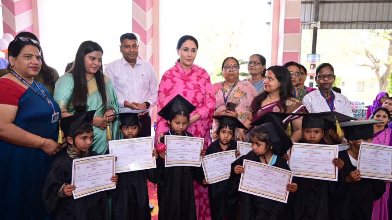 उपमुख्यमंत्री दिया कुमारी ने आंगनबाड़ी के नवीन बच्चों को पोर्टफोलियो किट और खेल सामग्री का किया वितरण