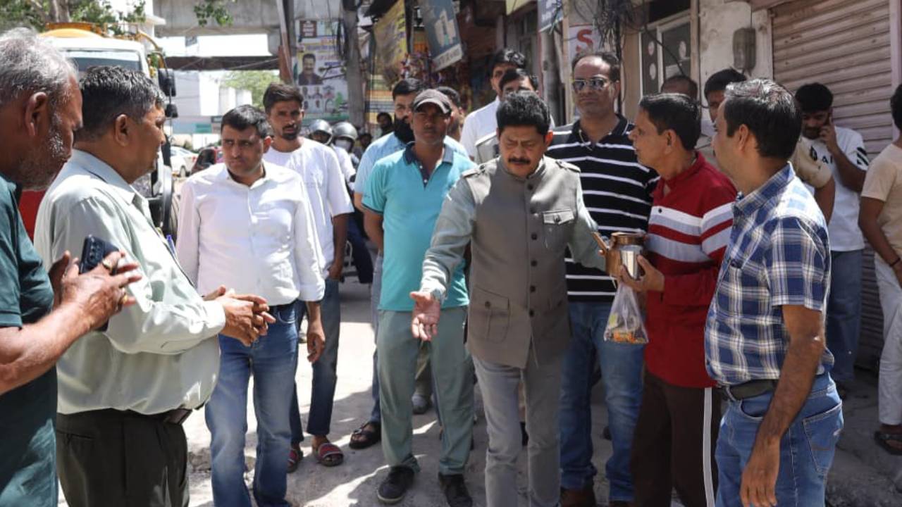 ​सिविल लाइंस में जनसमस्या पर त्वरित एक्शन, विधायक गोपाल शर्मा मौके पर पहुंचे