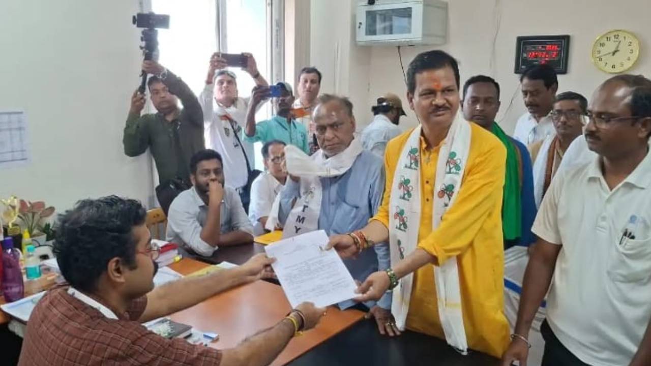 ​अभिजीत घटक ने शक्ति प्रदर्शन के साथ किया नामांकन, 50 हजार वोटों से जीत का दावा