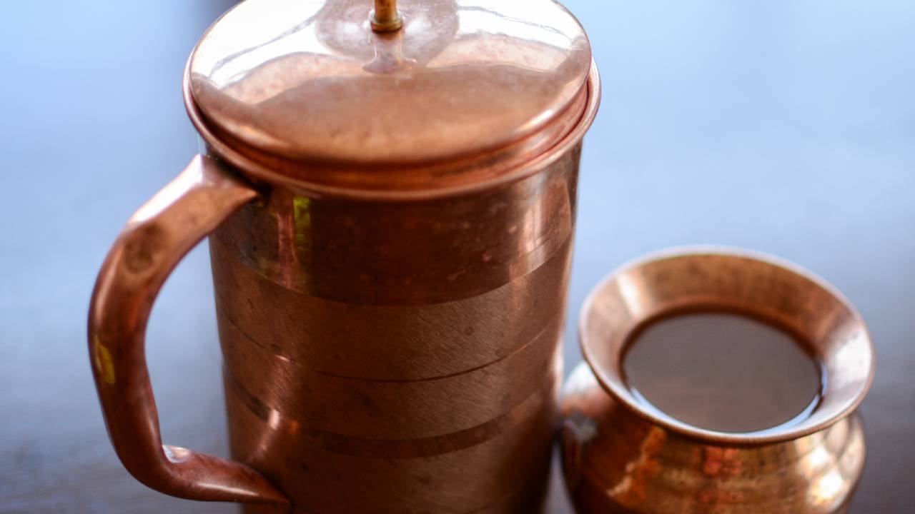 ​तांबे के बर्तन में रखा पानी सभी के लिए फायदेमंद नहीं, जानें इसकी वजह