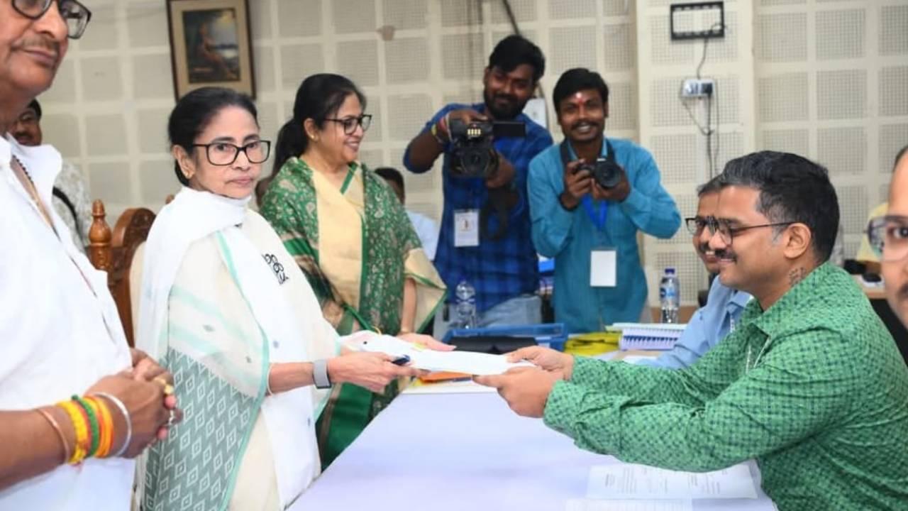 ​भवानीपुर में ममता बनर्जी के नामांकन से गरमाया सियासी माहौल