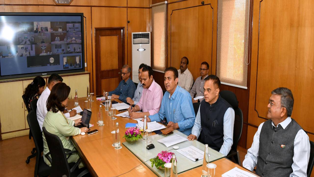 मुख्य सचिव ने की रेलवे की लंबित परियोजनाओं की समीक्षा, समयबद्ध निस्तारण के दिए निर्देश