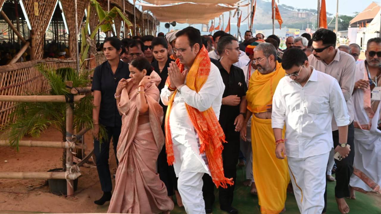 ​सीएम ने सपरिवार प्रखर जी महाराज का लिया आशीर्वाद