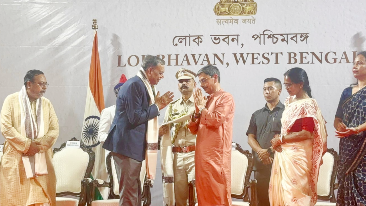 ​पोइला बैसाख पर उद्योगपति सुभाष अग्रवाला को राज्यपाल ने किया सम्मानित