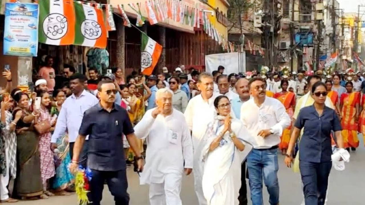 ​दुर्गापुर में ममता बनर्जी की शक्ति प्रदर्शन पदयात्रा, हजारों समर्थकों की उमड़ी भीड़