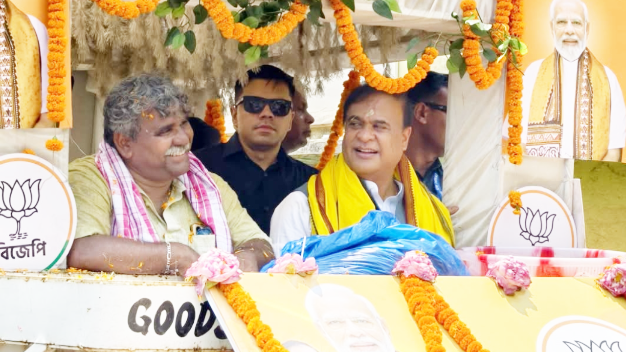 ​पांडवेश्वर में दहाड़े हिमंत बिस्वा सरमा, रोड शो बना जनसैलाब का महासागर