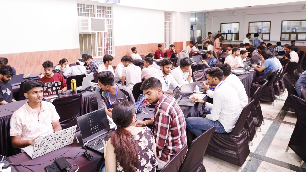 टेक्नो तरंग 3.0 में इनोवेशन का धमाका: देशभर के टॉप कॉलेजों की टक्कर में उभरे नए टेक चैंपियंस