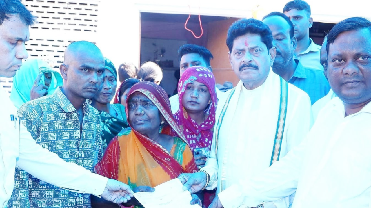 ​MLA गोपाल शर्मा ने सीवर हादसे में मृत स्वच्छताकर्मियों के परिजनों को सौंपी सहायता राशि