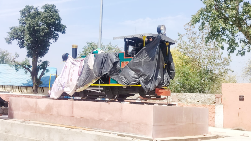 ​तिरपाल में लिपटा रेल विरासत का गौरव, लोकार्पण का इंतजार