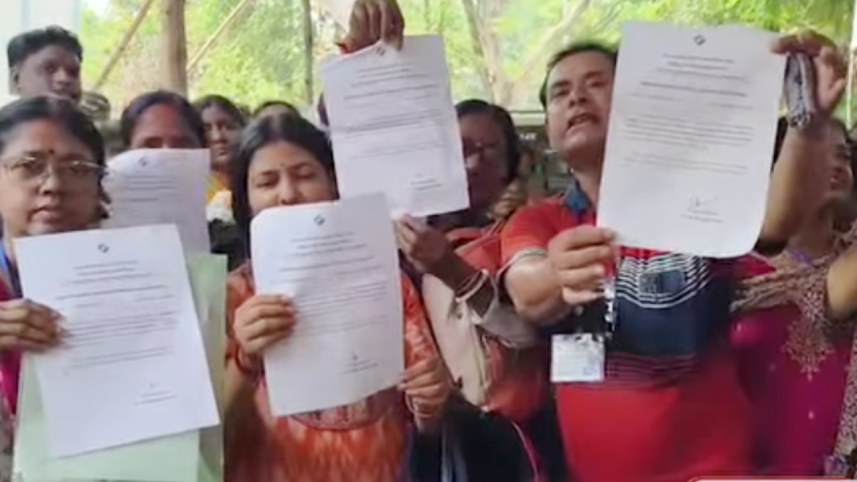 ​दुर्गापुर डीसीआरसी केंद्र पर प्रशासनिक चूक, बीएलओ का विरोध प्रदर्शन