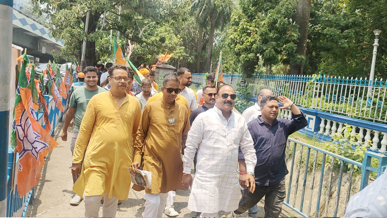 ​पश्चिम बंगाल में भाजपा सरकार के शपथ ग्रहण समारोह में उमड़ा जनसैलाब