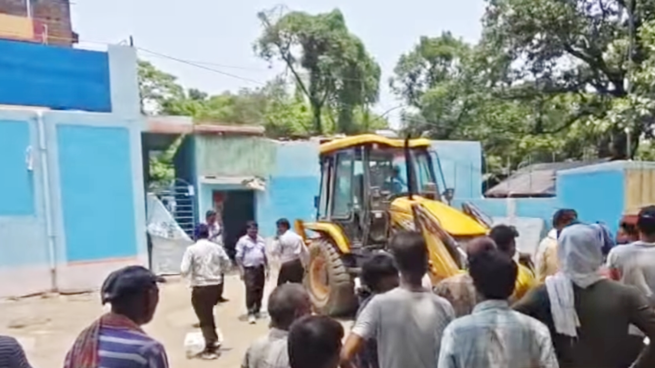 ​अवैध कब्जों पर बड़ी कार्रवाई, तृणमूल के दो पार्टी कार्यालयों पर चला बुलडोजर