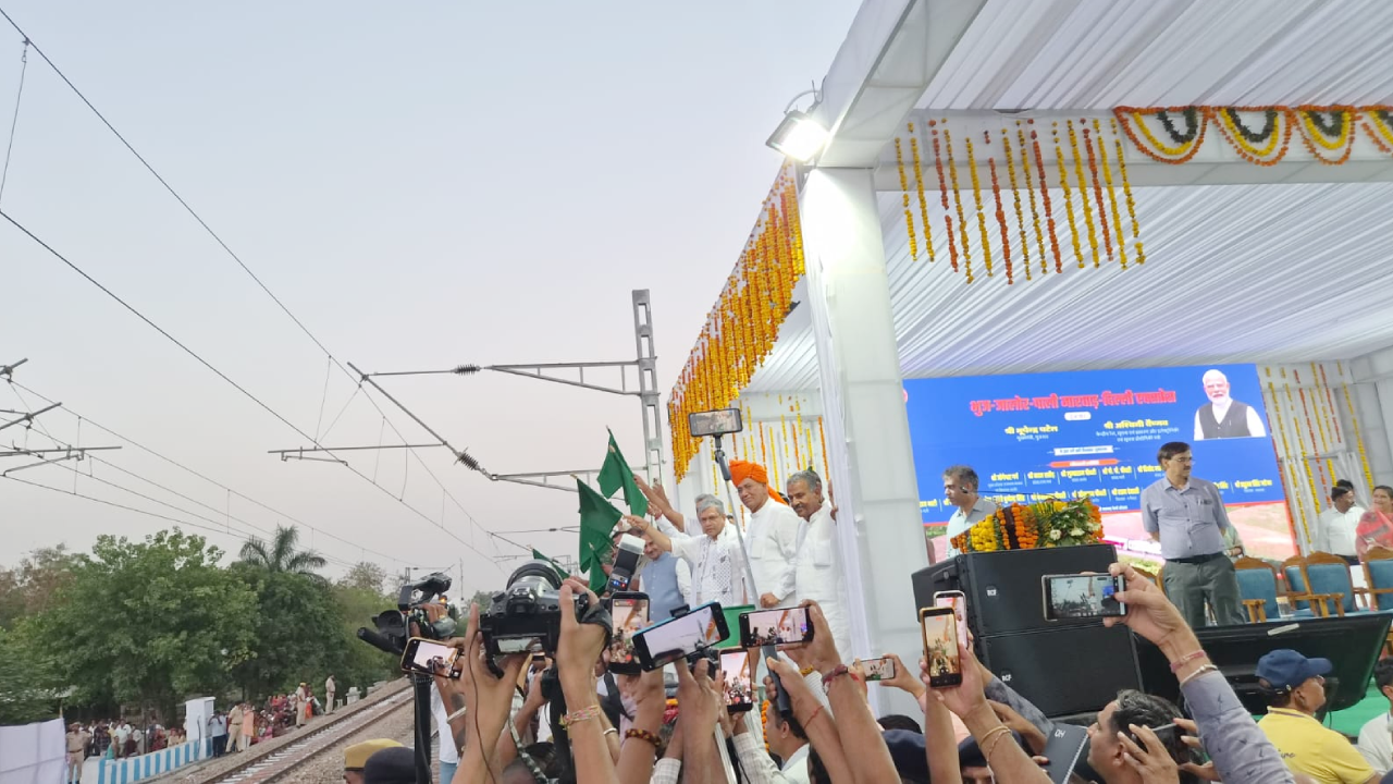 पाली से दिल्ली तक रेल कनेक्टिविटी को मिली नई रफ्तार, रेल मंत्री अश्विनी वैष्णव ने दिखाई जालोर–दिल्ली स्पेशल ट्रेन को हरी झंडी