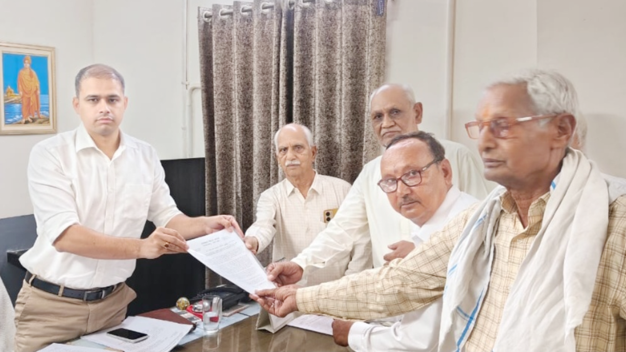 RGHS व्यवस्था में बदलाव का विरोध, पेंशनर्स ने CM के नाम सौंपा ज्ञापन
