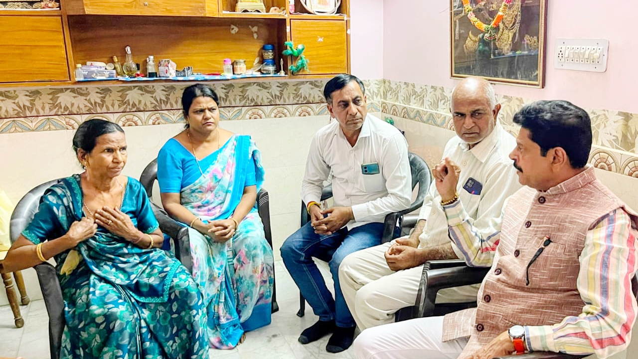मंदिर से लौट रही बुजुर्ग महिला पर हमला, 4.23 लाख के गहने लूटे, MLA गोपाल शर्मा पहुंचे घर