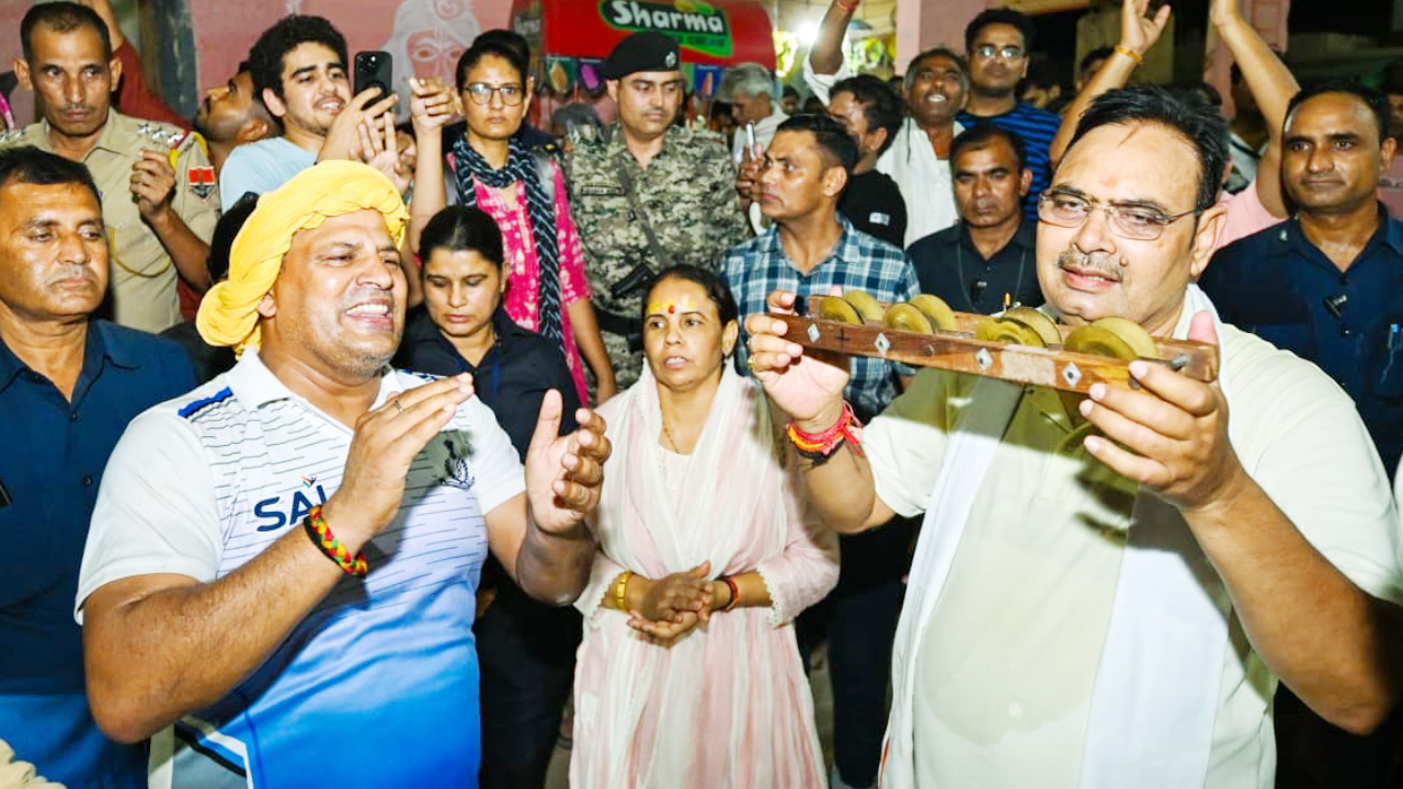 रातभर चले CM भजनलाल... 21 KM गिरिराज परिक्रमा के बाद किया दुग्धाभिषेक, फिर विकास कार्यों पर बड़ा मंथन