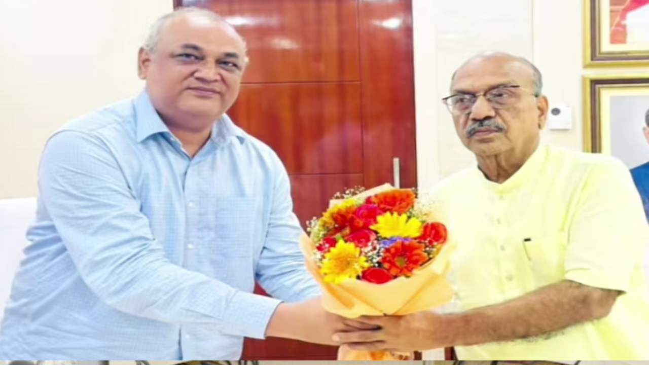​PHED विभाग का कार्यभार संभालने के बाद प्रदेश कार्यालय पहुंचे मंत्री डॉ. अजय कुमार पोद्दार, हुआ भव्य स्वागत