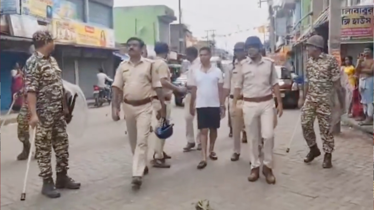 ​हाफ-पैंट में फलता की सड़कों पर घुमाए गए तृणमूल नेता जहांगीर खान, गिरफ्तारी के बाद बढ़ी सियासी सरगर्मी