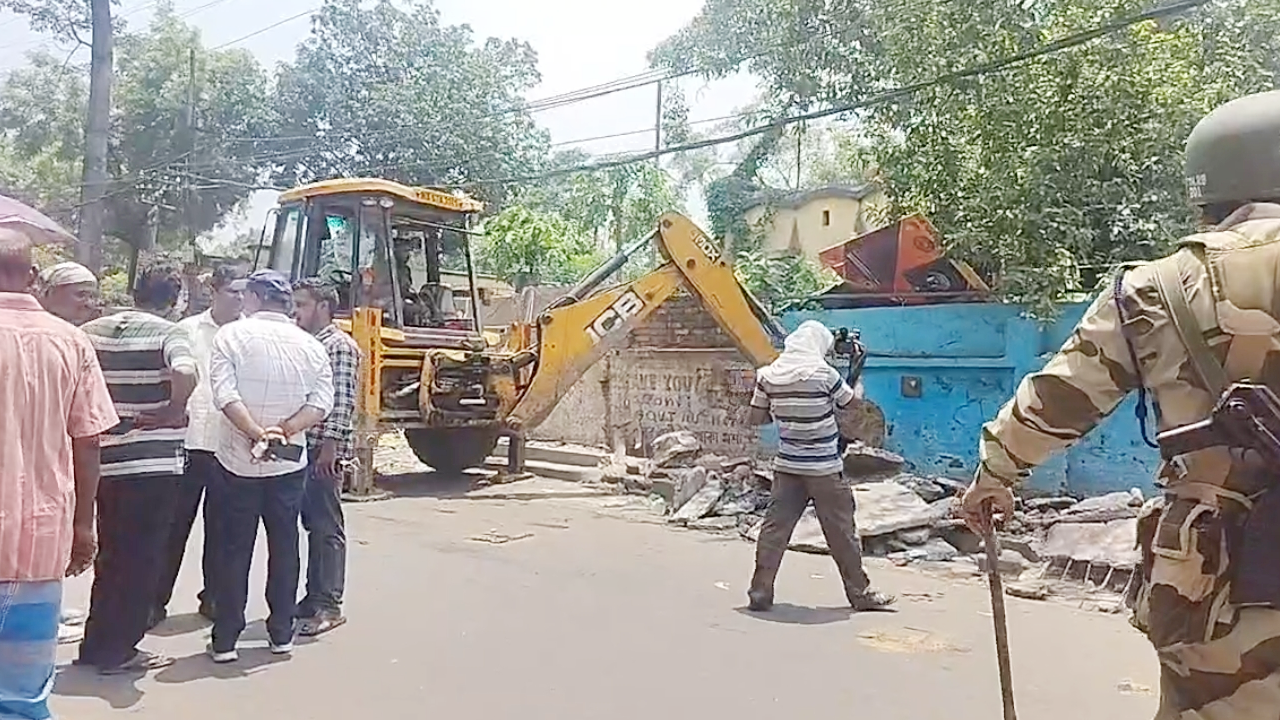 आसनसोल में अतिक्रमण पर चला प्रशासन का बुलडोजर, हटन रोड से इस्माईल मोड़ तक बड़ी कार्रवाई