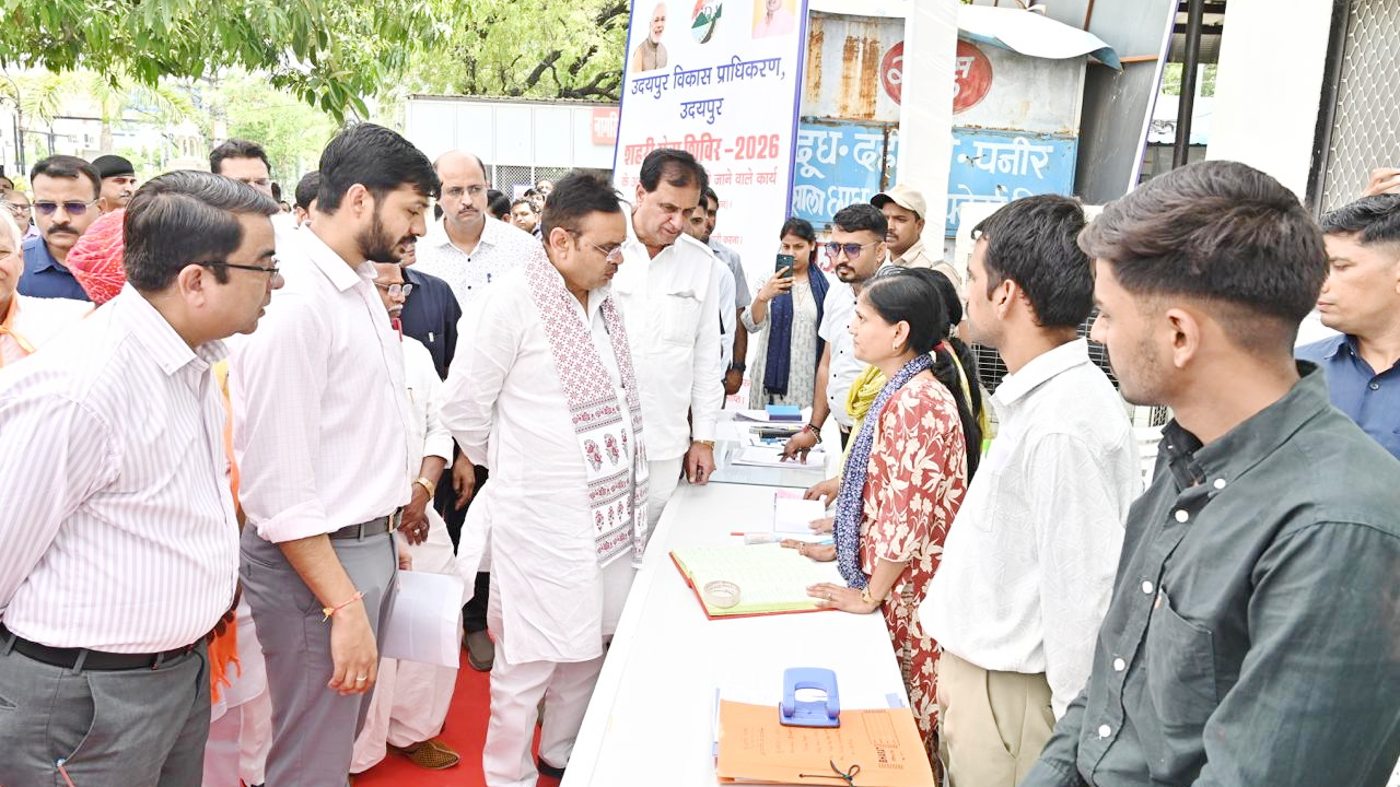 उदयपुर में CM भजनलाल का एक्शन मोड, अधिकारियों को चेतावनी- जनता के काम में कोताही नहीं चलेगी