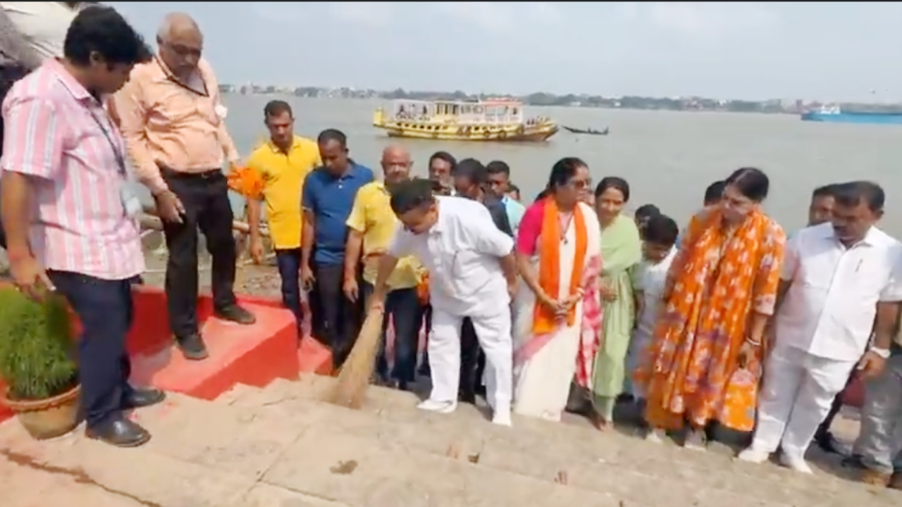 ​मायेर घाट से स्वच्छ बंगाल अभियान का आगाज, मुख्यमंत्री शुभेंदु अधिकारी ने खुद संभाली झाड़ू