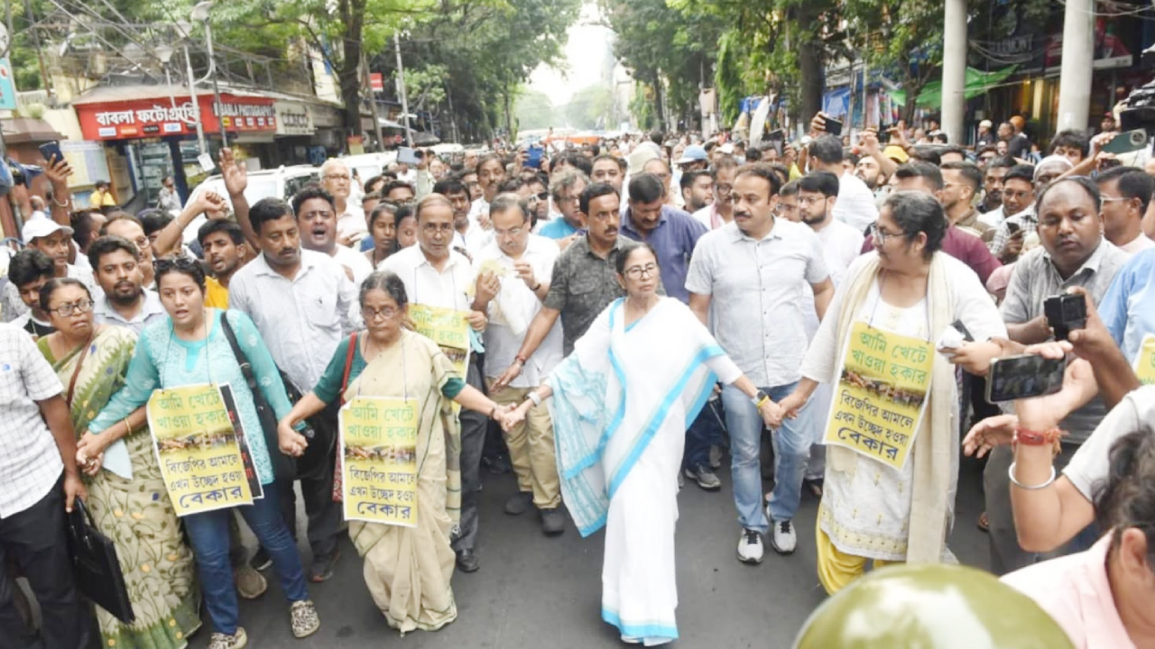 ​हॉकरों के हक की लड़ाई में धर्मतला पहुंचीं ममता बनर्जी, सड़क पर उतरकर किया विरोध प्रदर्शन