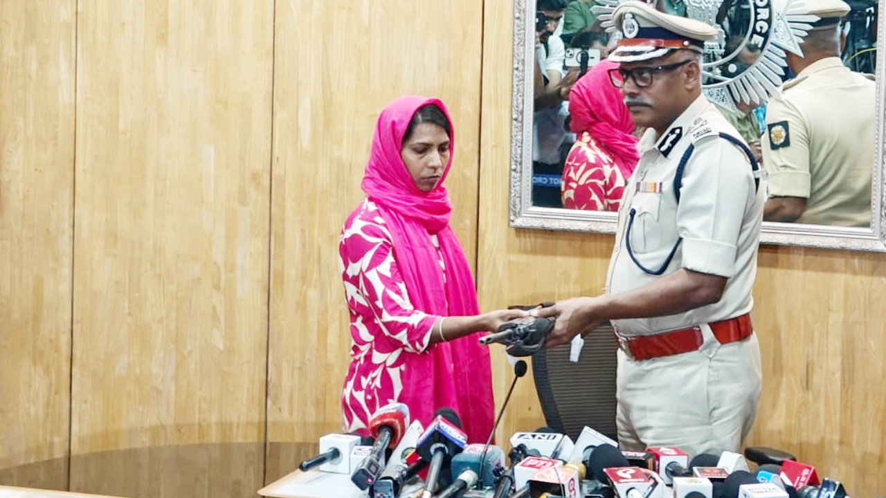 ​25 वर्षों बाद कुख्यात महिला माओवादी कमांडर पुष्पा ने डाले हथियार, कोलकाता पुलिस के समक्ष किया आत्मसमर्पण